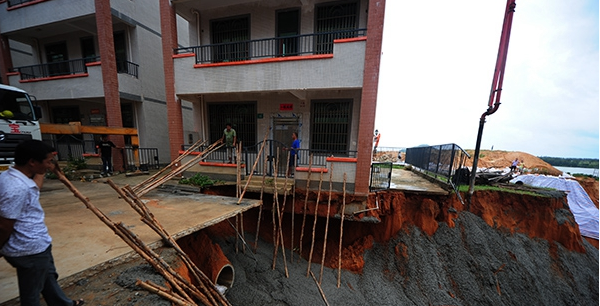 混凝土、民房傾斜