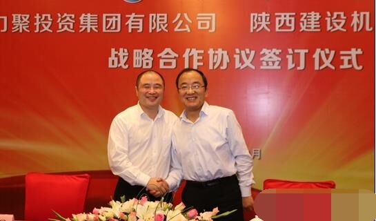 近日，陜建機械與安徽力聚簽訂戰(zhàn)略合作協(xié)議，陜建機械董事長楊宏軍，副總經(jīng)理、營銷總監(jiān)賀衛(wèi)東，安徽力聚投資集團董事長宋執(zhí)壽，黨支部書記陳邦勤以及安徽潤路公司總經(jīng)理杜永龍等單位領(lǐng)導出席了會議