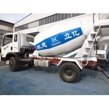 專業(yè)生產(chǎn)小型混凝土罐車，億立實(shí)業(yè)2m3攪拌罐車